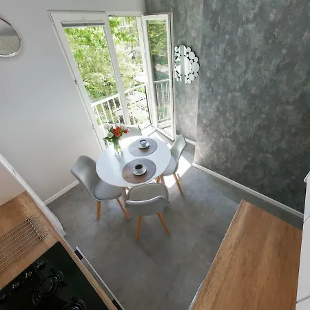 New - 300 M Town Hall - 3 - 7 People *