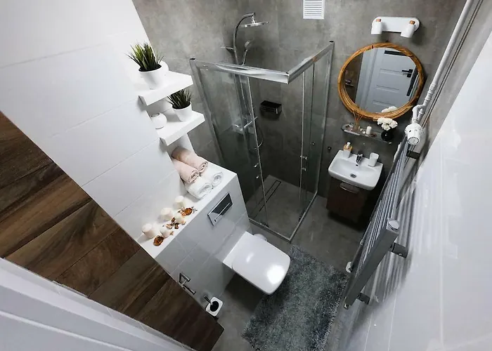 New - 300 M Town Hall - 3 - 7 People شقة فروتسواف