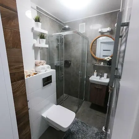 New - 300 M Town Hall - 3 - 7 People Apartment *