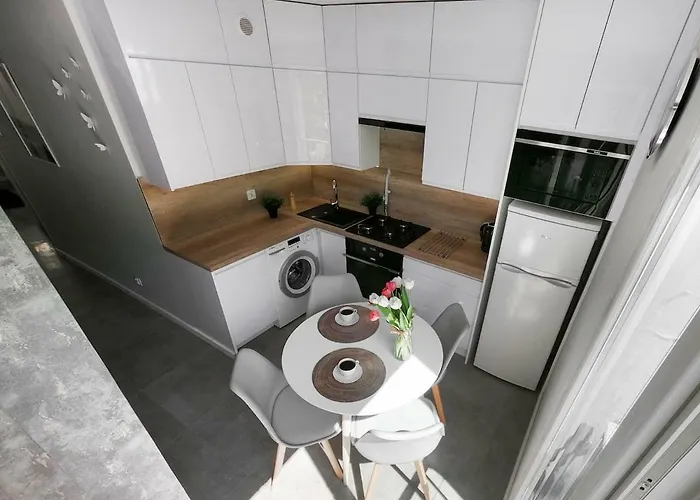 New - 300 M Town Hall - 3 - 7 People