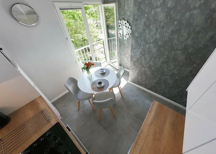 New - 300 M Town Hall - 3 - 7 People *